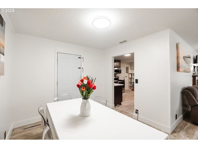 815 N KING St, Seaside, OR 97138