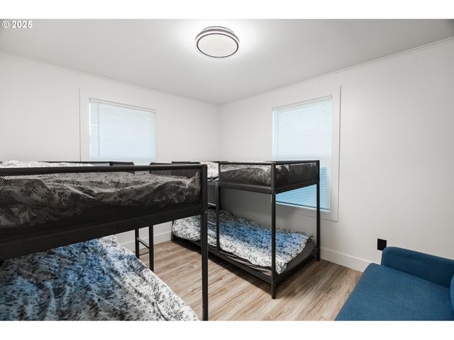 815 N KING St, Seaside, OR 97138