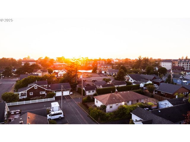 815 N KING St, Seaside, OR 97138