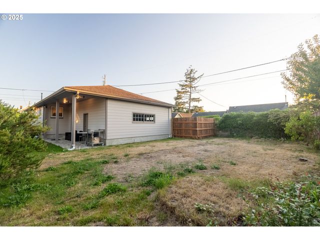 815 N KING St, Seaside, OR 97138