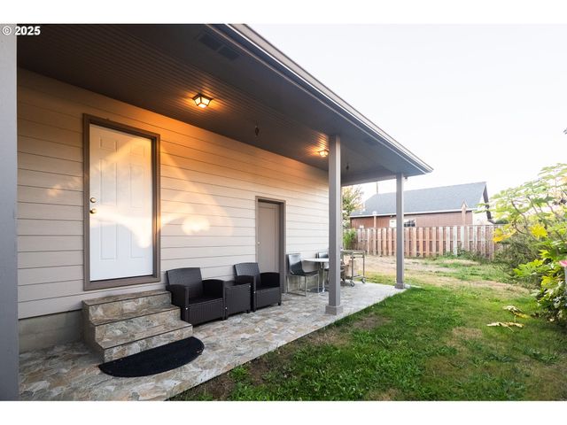 815 N KING St, Seaside, OR 97138