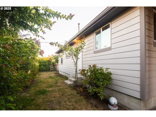 815 N KING St, Seaside, OR 97138