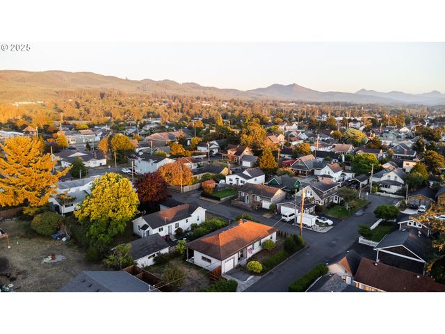 815 N KING St, Seaside, OR 97138