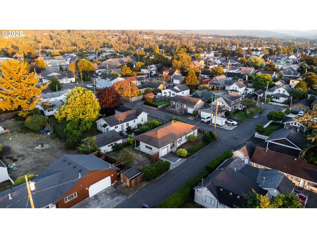 815 N KING St, Seaside, OR 97138