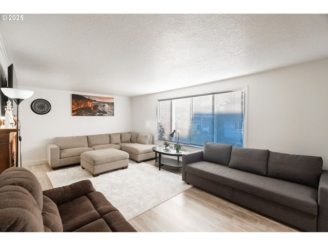 815 N KING St, Seaside, OR 97138