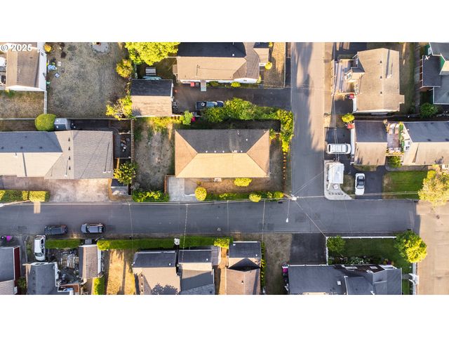 815 N KING St, Seaside, OR 97138