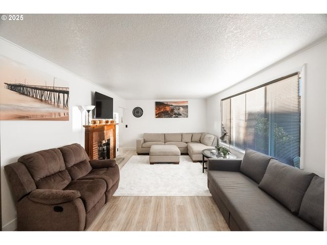 815 N KING St, Seaside, OR 97138