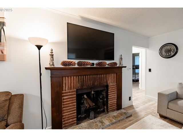 815 N KING St, Seaside, OR 97138