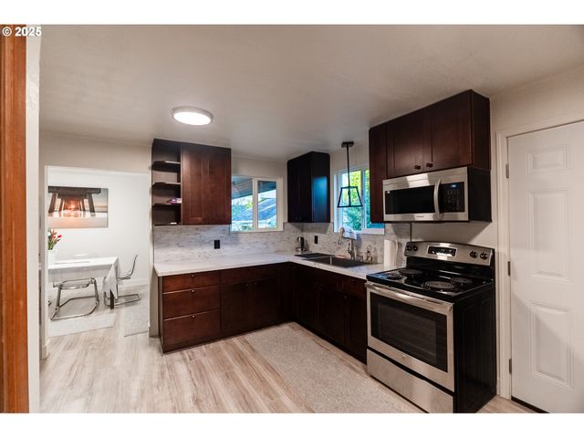 815 N KING St, Seaside, OR 97138