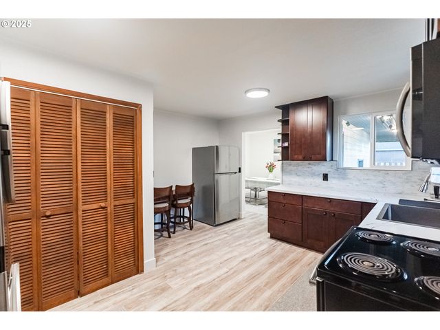 815 N KING St, Seaside, OR 97138