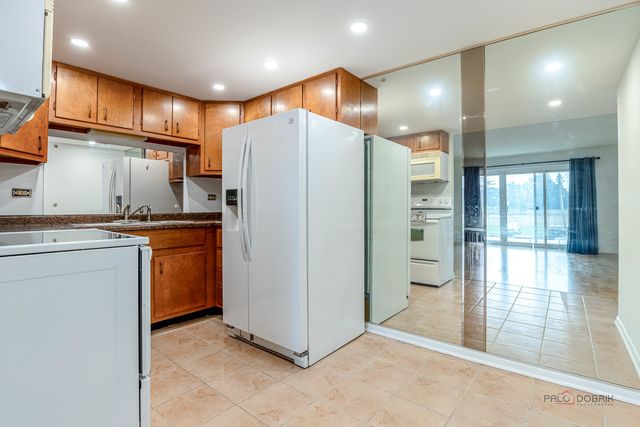 100 DEBORAH Lane B18, Wheeling, IL 60090