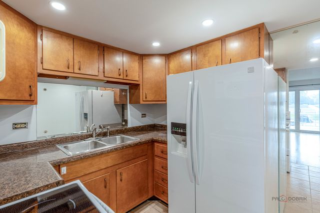 100 DEBORAH Lane B18, Wheeling, IL 60090