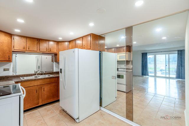 100 DEBORAH Lane B18, Wheeling, IL 60090