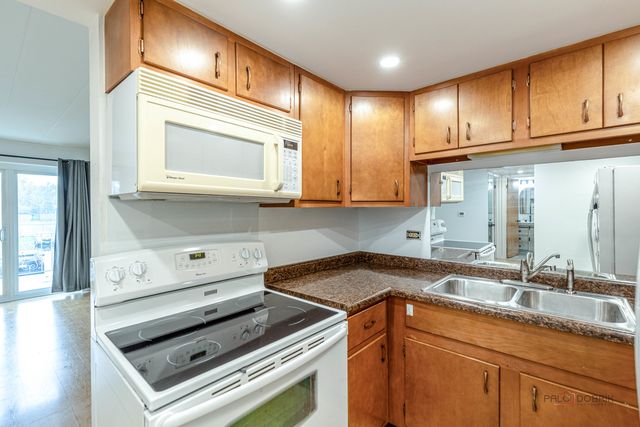 100 DEBORAH Lane B18, Wheeling, IL 60090