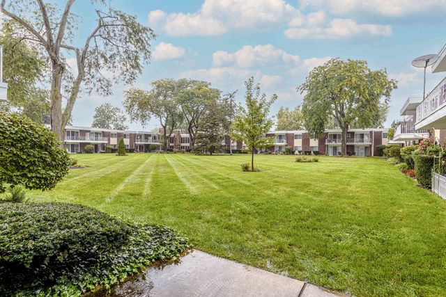 100 DEBORAH Lane B18, Wheeling, IL 60090