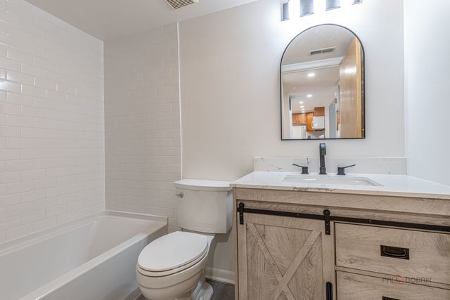 100 DEBORAH Lane B18, Wheeling, IL 60090