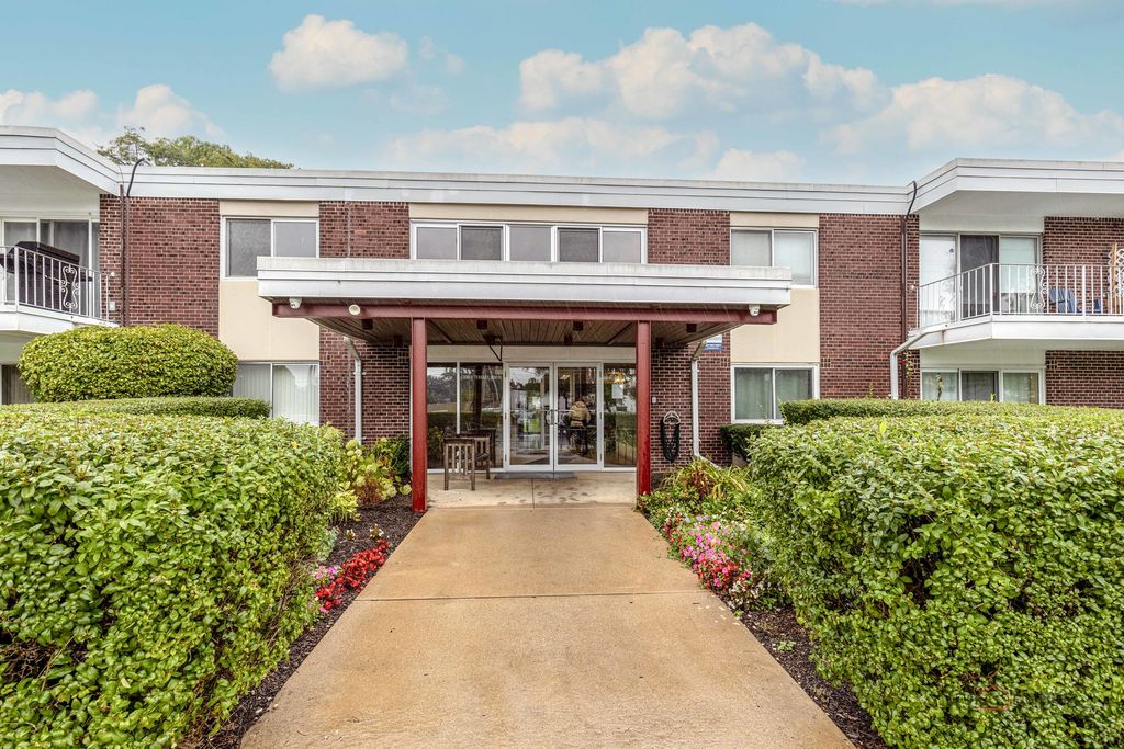 100 DEBORAH Lane B18, Wheeling, IL 60090