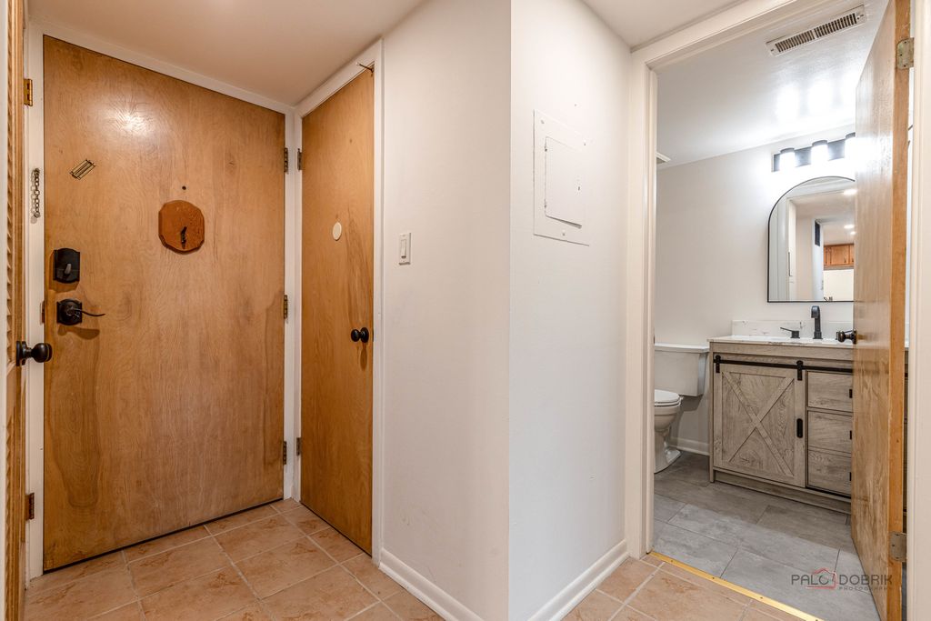 100 DEBORAH Lane B18, Wheeling, IL 60090 — photo 5