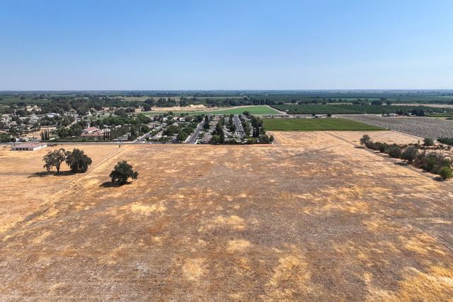 5721 E Riverdale Avenue, Laton, CA 93242