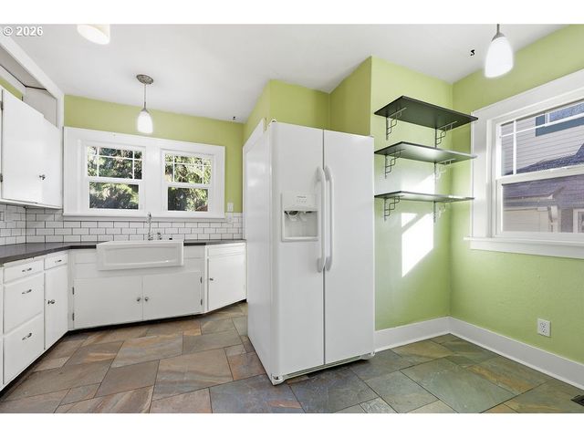 996 W 8TH Ave, Eugene, OR 97402