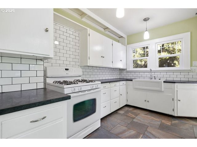 996 W 8TH Ave, Eugene, OR 97402