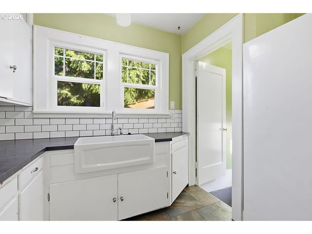 996 W 8TH Ave, Eugene, OR 97402