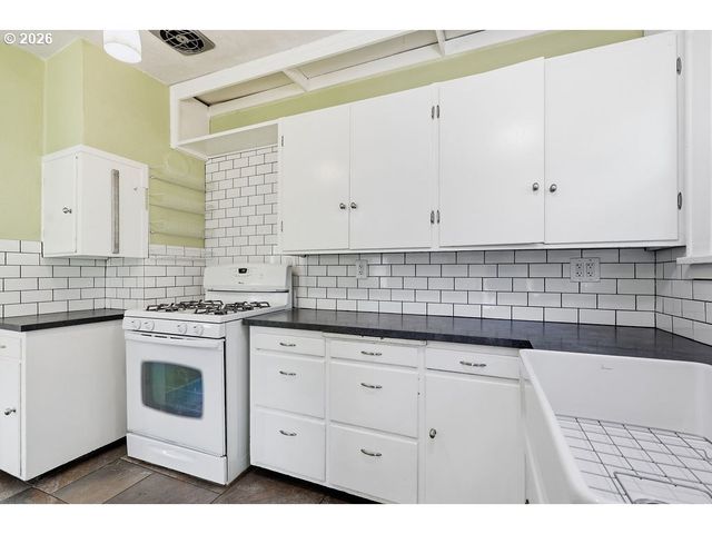 996 W 8TH Ave, Eugene, OR 97402