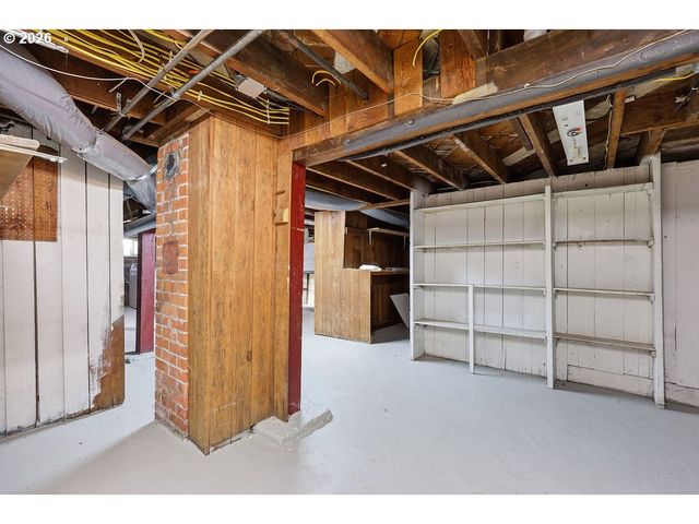 996 W 8TH Ave, Eugene, OR 97402