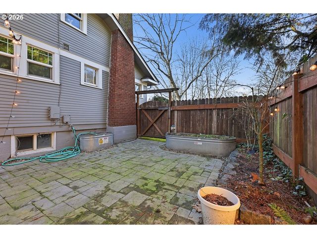 996 W 8TH Ave, Eugene, OR 97402