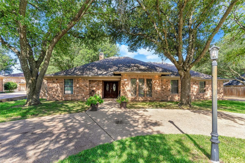 1002 Canyon Court, Cleburne, TX 76033