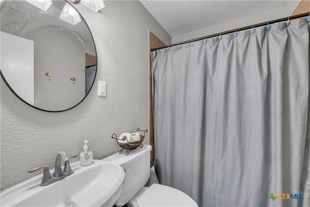 1001 W 8th Street, Cameron, TX 76520