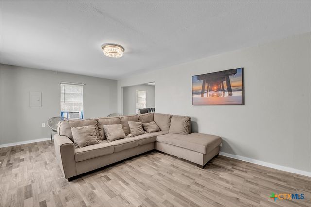 1001 W 8th Street, Cameron, TX 76520