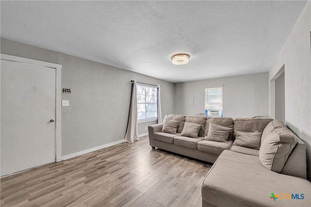 1001 W 8th Street, Cameron, TX 76520