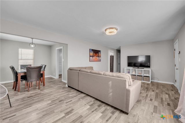 1001 W 8th Street, Cameron, TX 76520