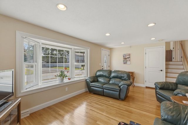 38 Montaup Ave, Dracut, MA 01826