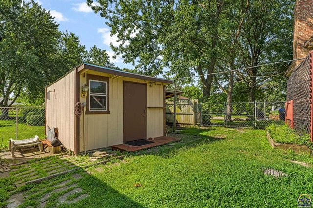 1950 SW Navajo LN, Topeka, KS 66604