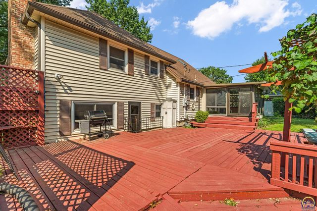 1950 SW Navajo LN, Topeka, KS 66604