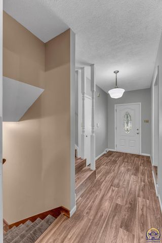 1950 SW Navajo LN, Topeka, KS 66604