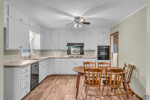 1950 SW Navajo LN, Topeka, KS 66604
