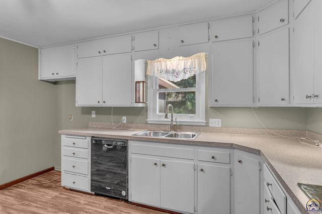 1950 SW Navajo LN, Topeka, KS 66604