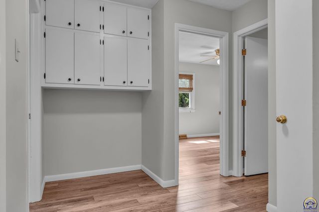 1950 SW Navajo LN, Topeka, KS 66604