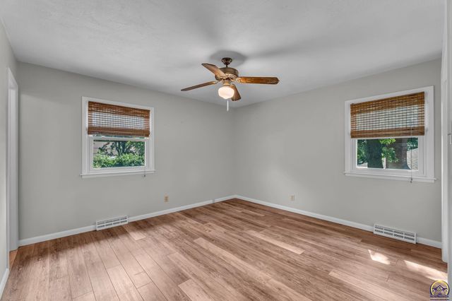 1950 SW Navajo LN, Topeka, KS 66604