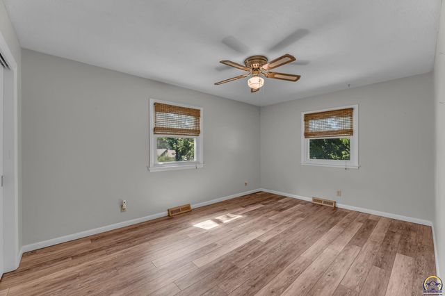 1950 SW Navajo LN, Topeka, KS 66604