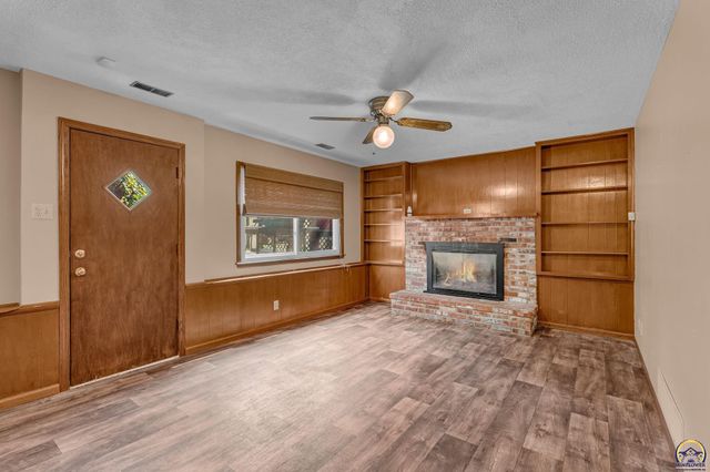 1950 SW Navajo LN, Topeka, KS 66604