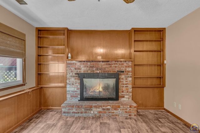 1950 SW Navajo LN, Topeka, KS 66604