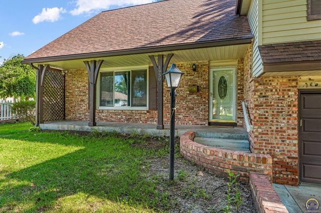 1950 SW Navajo LN, Topeka, KS 66604