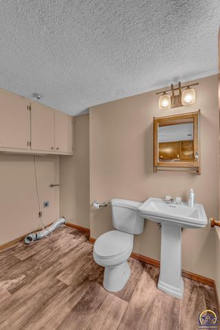 1950 SW Navajo LN, Topeka, KS 66604