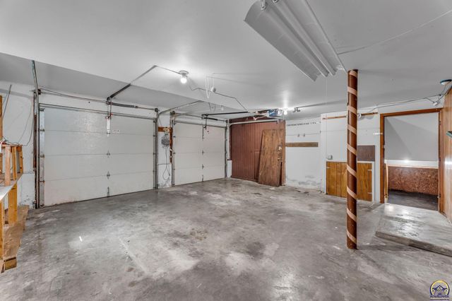 1950 SW Navajo LN, Topeka, KS 66604