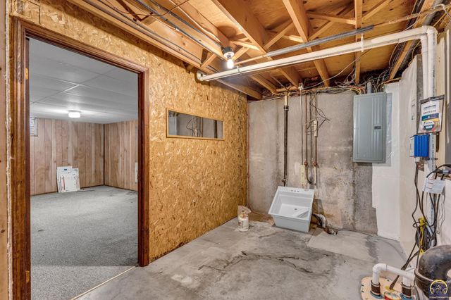 1950 SW Navajo LN, Topeka, KS 66604