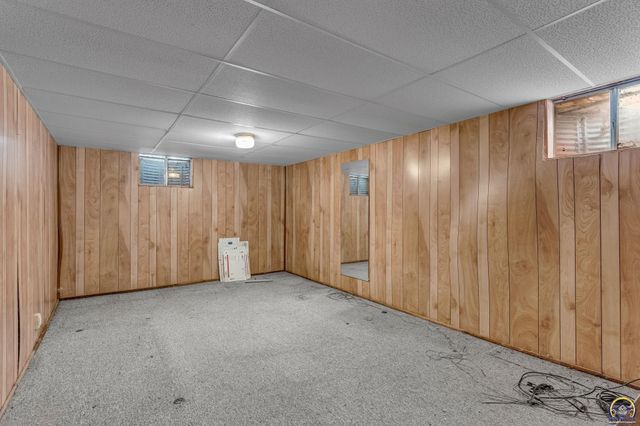 1950 SW Navajo LN, Topeka, KS 66604